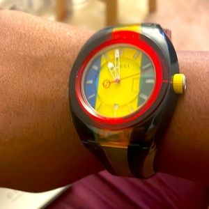 Vibrant unisex Gucci 46mm watch